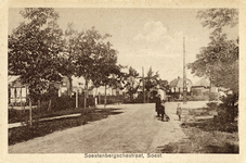 14467 Gezicht in de Soesterbergsestraat met bebouwing en bomen te Soest.
